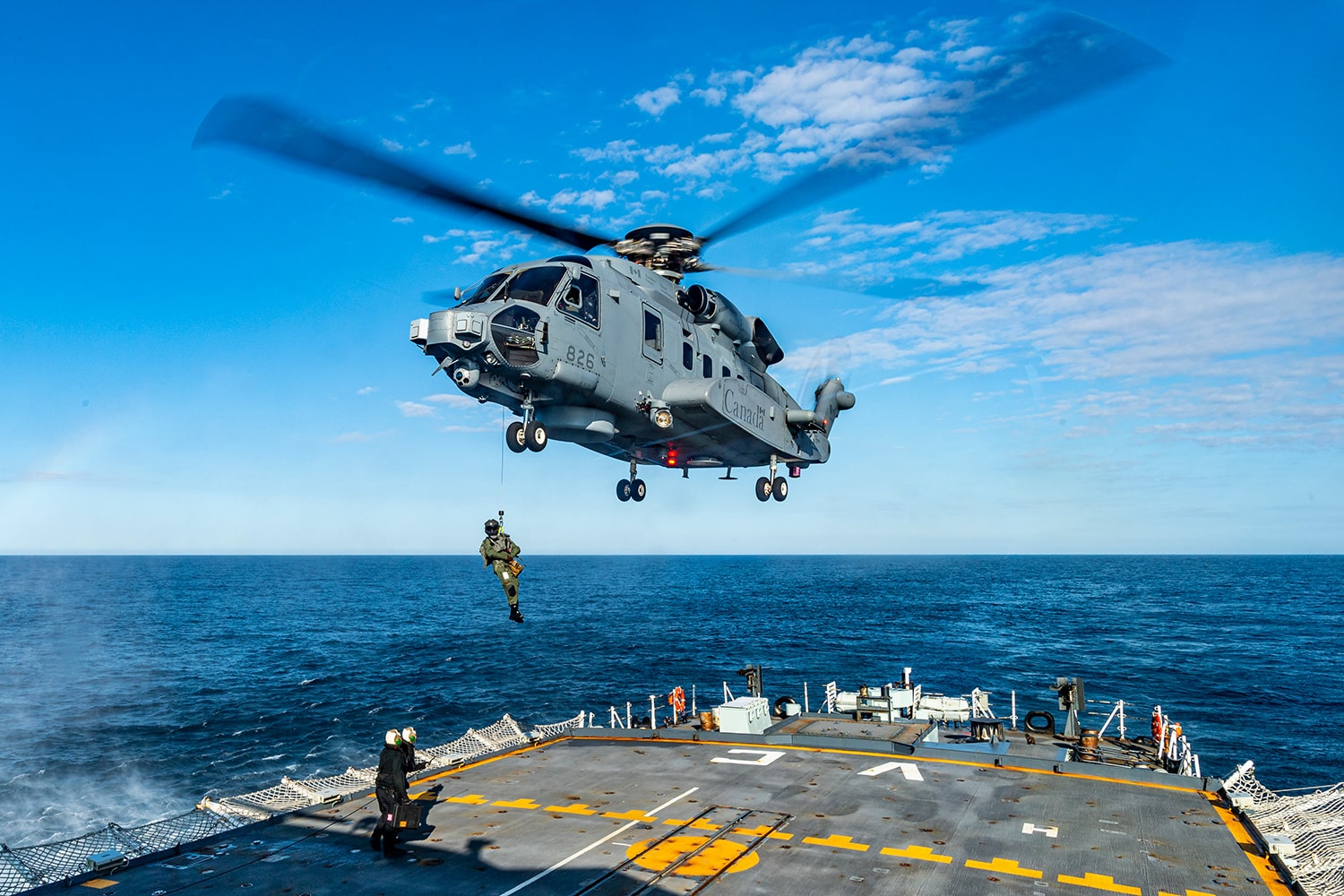 Helicopter landing on ship [FR]