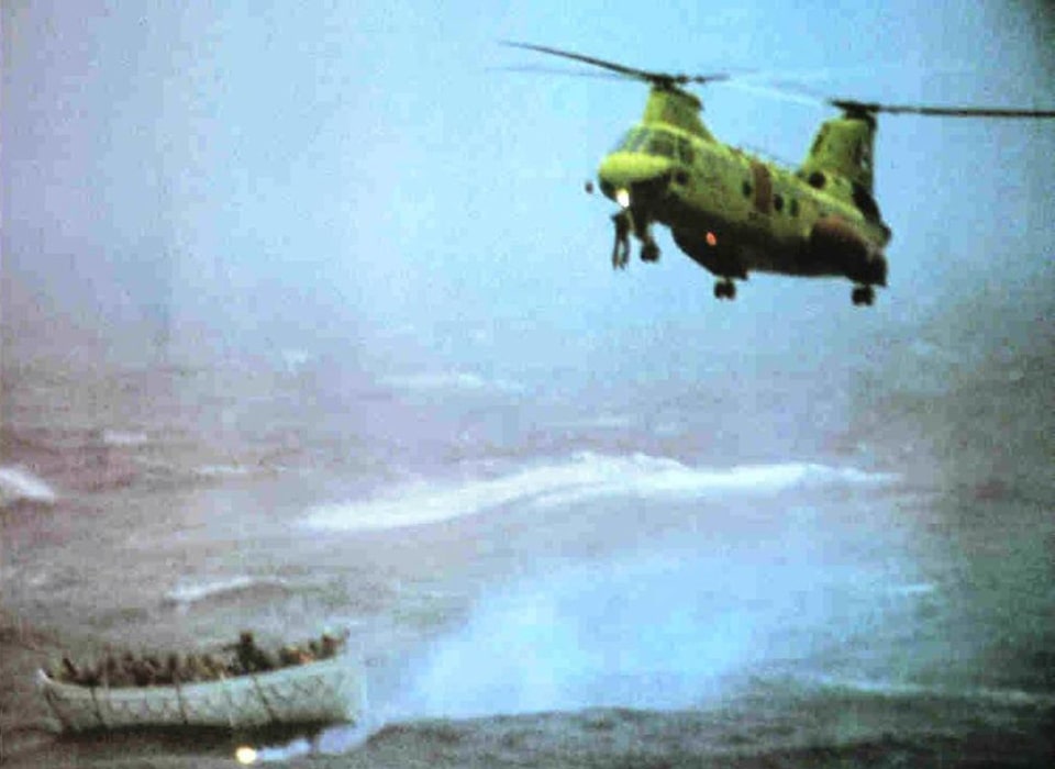 Un aéronef CH-113 survole un canot de sauvetage.