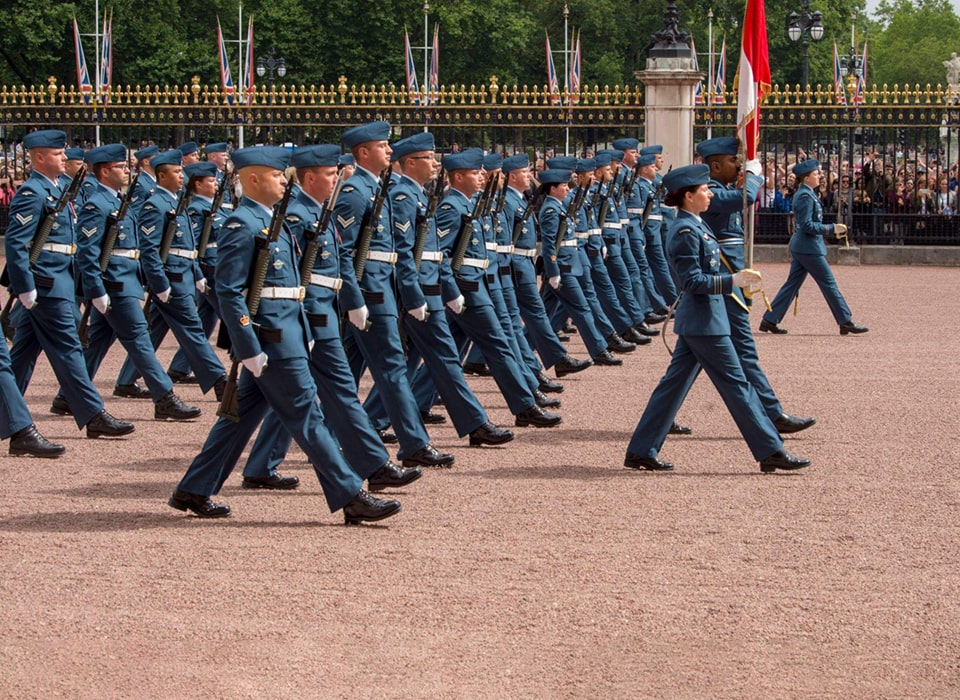 Le contingent des services d’honneur de l’ARC dirige la cérémonie de la relève de la garde au palais de Buckingham.