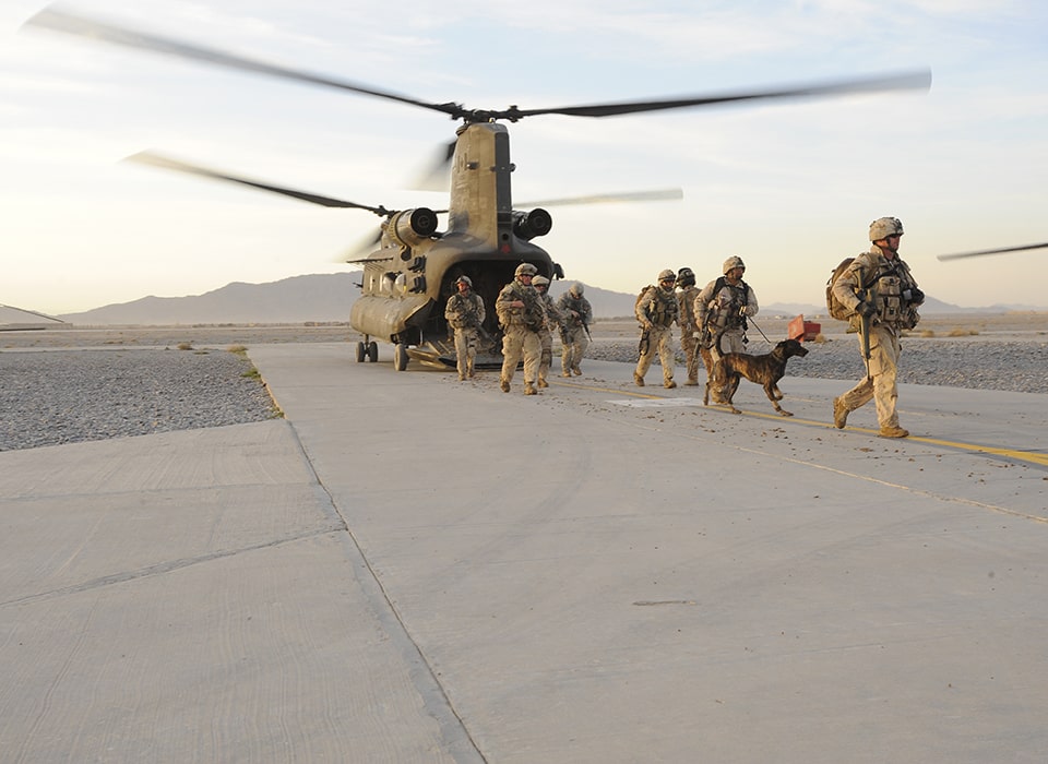 Des soldats descendent d’un CH-147 Chinook